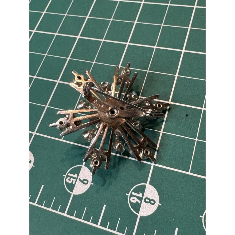 Vintage Rhinestone Snowflake Brooch Silver Tone Sparkly & Elegant 1.5" Wide Grea - Picture 2 of 3